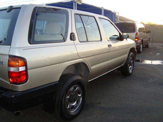 Nissan Pathfinder 1996 photo 4