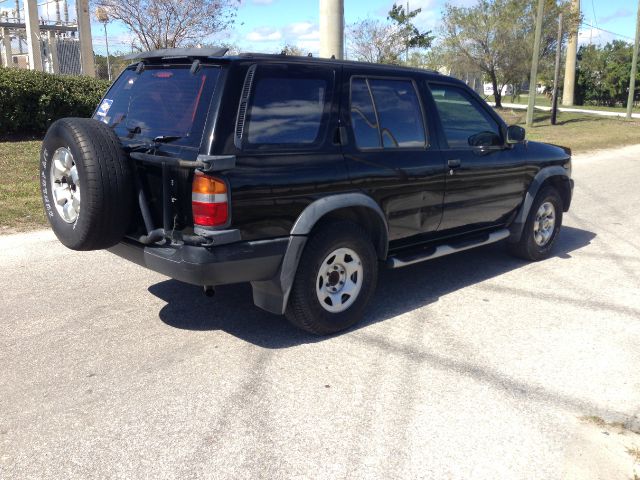 Nissan Pathfinder 1996 photo 3
