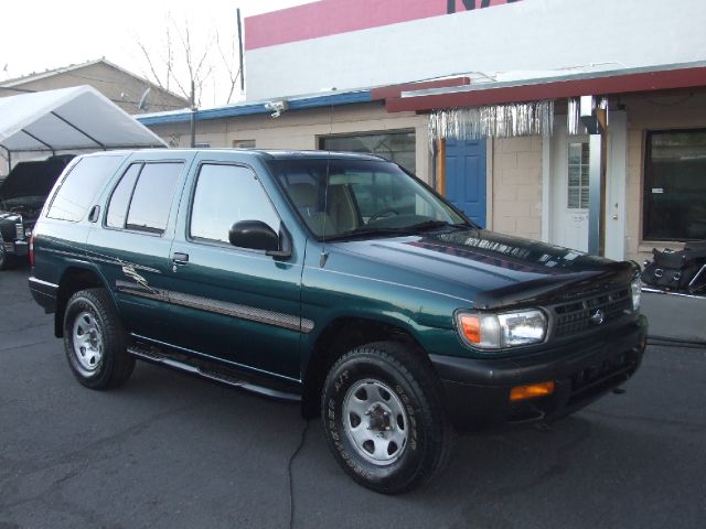 Nissan Pathfinder 1996 photo 1