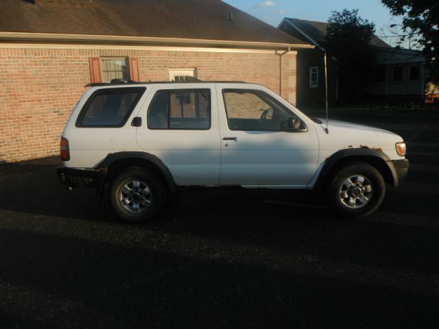 Nissan Pathfinder 1996 photo 3