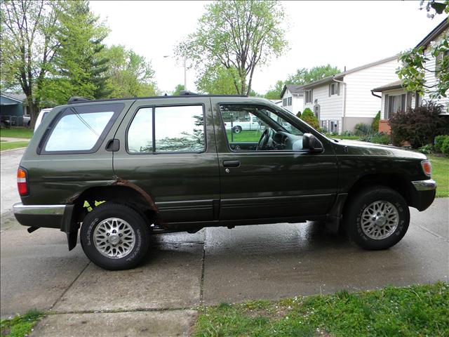 Nissan Pathfinder 1997 photo 1