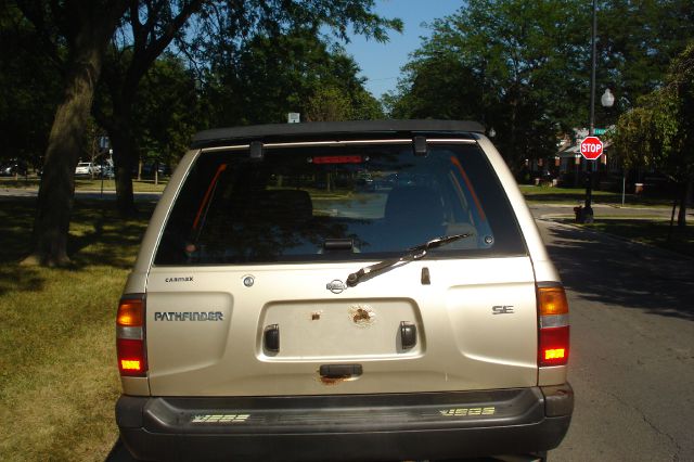 Nissan Pathfinder 1998 photo 1
