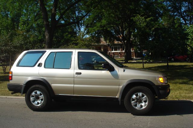 Nissan Pathfinder 1998 photo 2