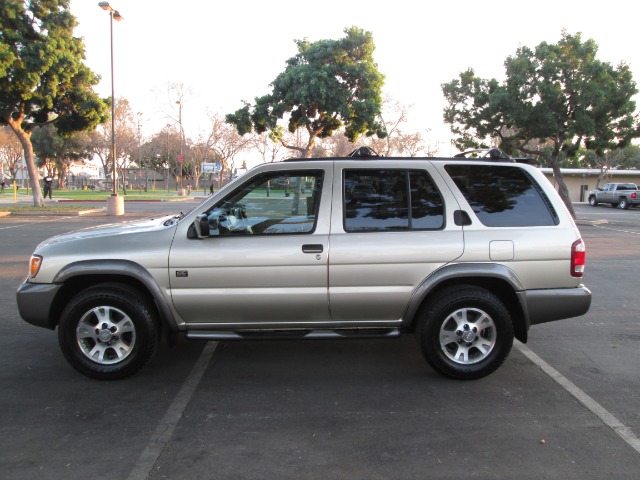 Nissan Pathfinder 1999 photo 1