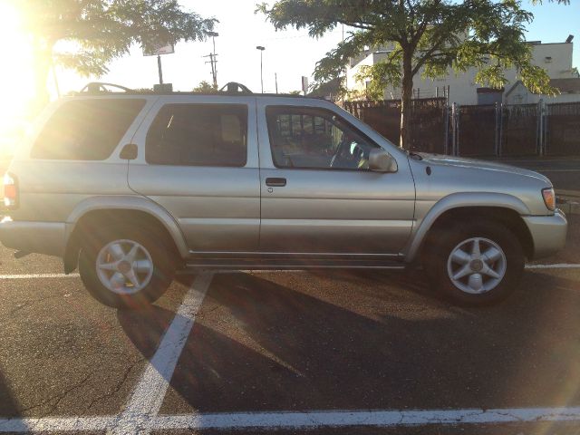Nissan Pathfinder 1999 photo 1