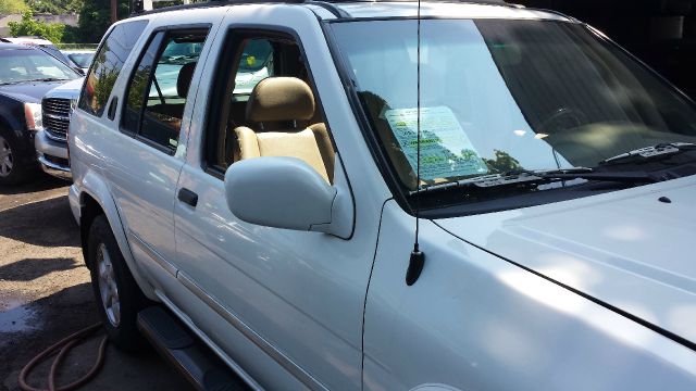 Nissan Pathfinder 2001 photo 1