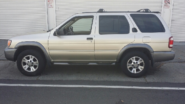 Nissan Pathfinder 2001 photo 1