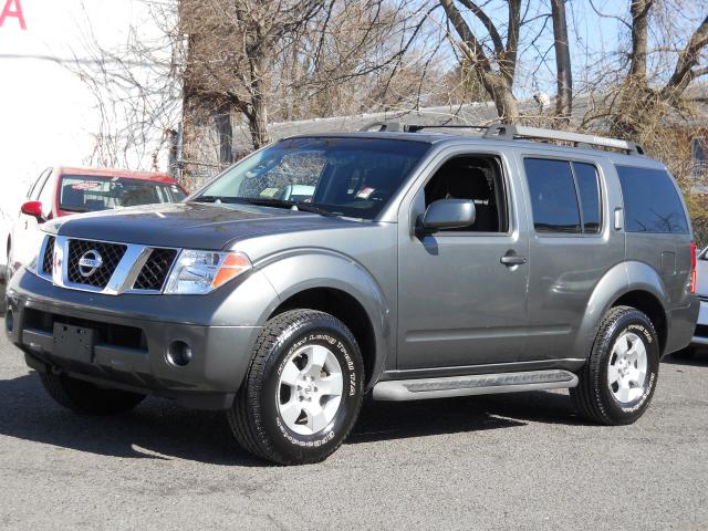 Nissan Pathfinder SE Sport Utility