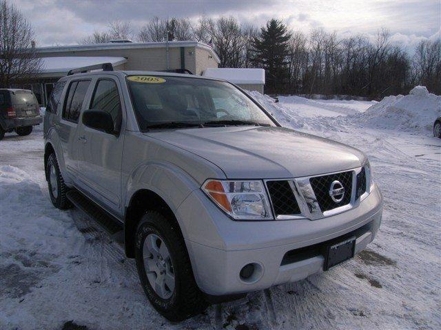 Nissan Pathfinder SE Sport Utility