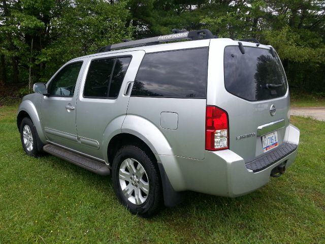 Nissan Pathfinder 2005 photo 2