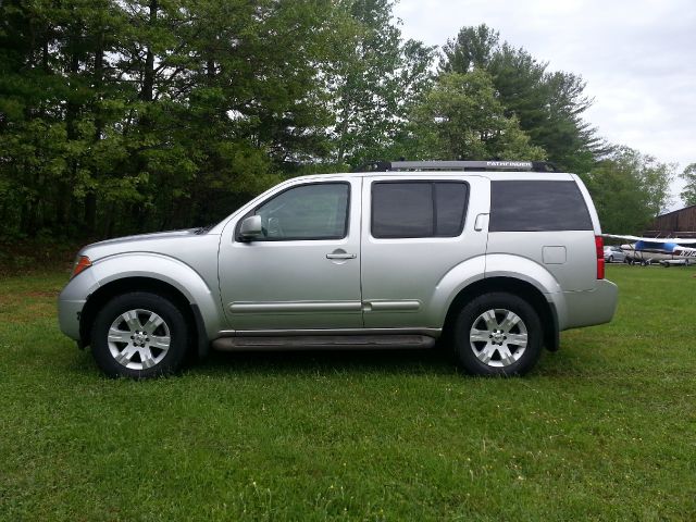 Nissan Pathfinder 2005 photo 4
