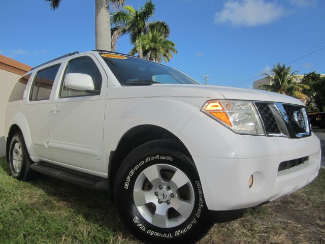 Nissan Pathfinder 2005 photo 1
