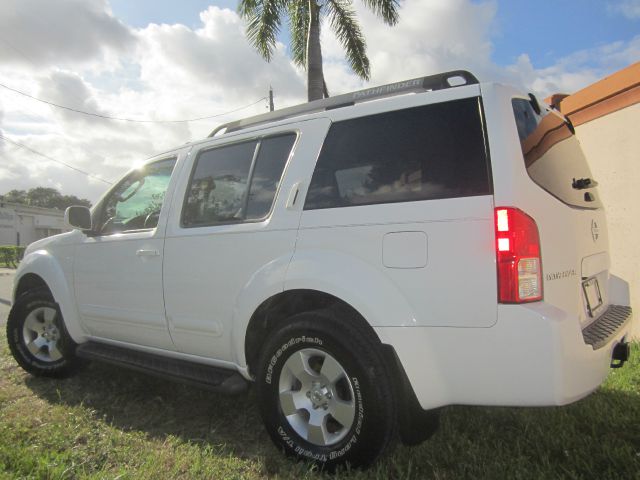 Nissan Pathfinder 2005 photo 2