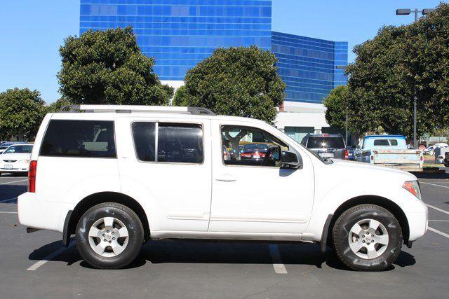 Nissan Pathfinder 2005 photo 2