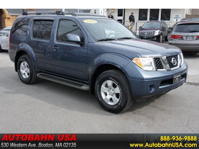 Nissan Pathfinder SE Sport Utility