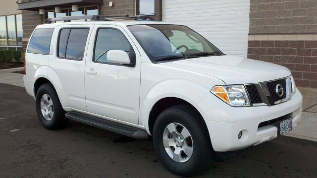 Nissan Pathfinder SE Sport Utility