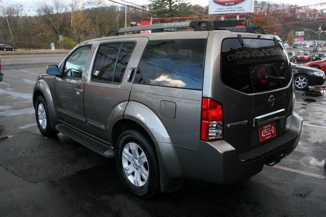 Nissan Pathfinder 2005 photo 2