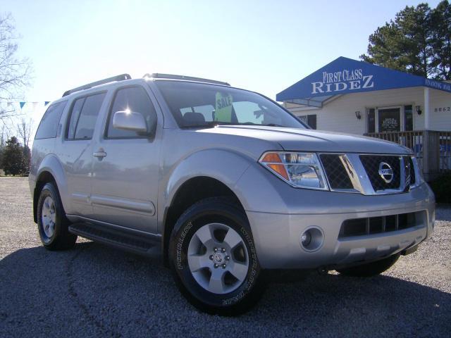 Nissan Pathfinder SE Sport Utility