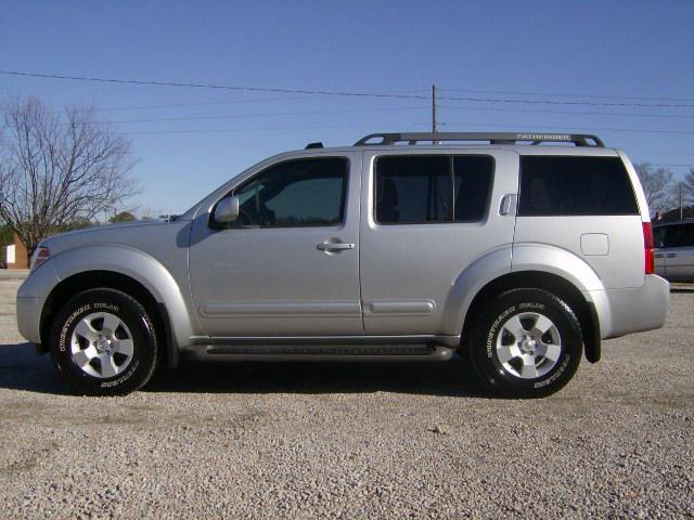 Nissan Pathfinder 2005 photo 2