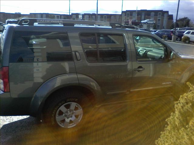Nissan Pathfinder 2005 photo 2