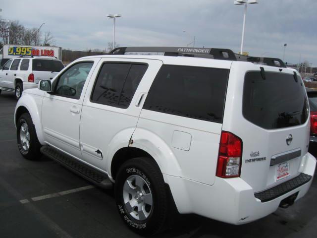 Nissan Pathfinder 2005 photo 2