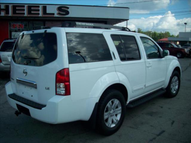Nissan Pathfinder 2005 photo 1