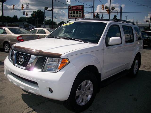 Nissan Pathfinder 2005 photo 2
