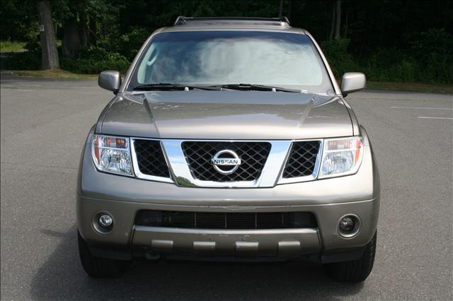 Nissan Pathfinder SE Sport Utility