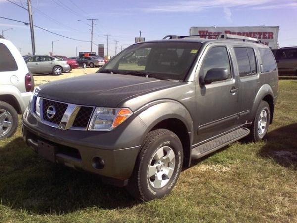 Nissan Pathfinder SE Sport Utility