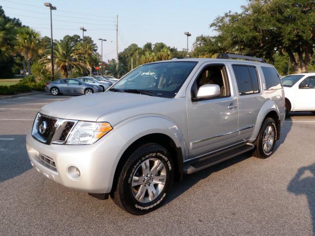 Nissan Pathfinder 4dr Sdn Tech Pkg Sport Utility