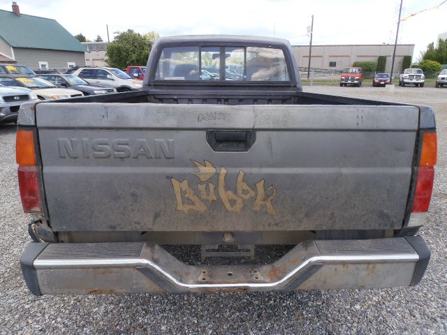 Nissan Pickup 1990 photo 2