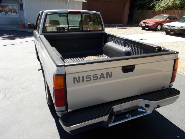 Nissan Pickup 1997 photo 2