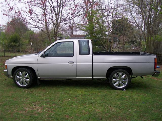 Nissan Pickup 1997 photo 1