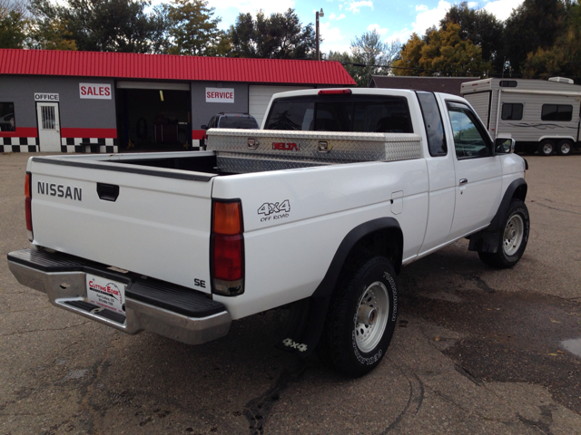 Nissan Pickup 1997 photo 2