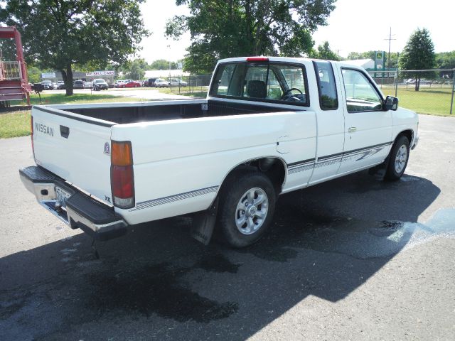 Nissan Pickup 1997 photo 4