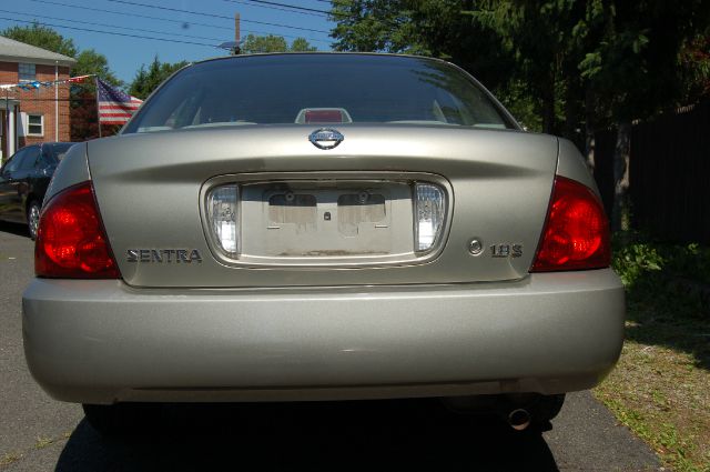 Nissan Sentra E43 Sedan