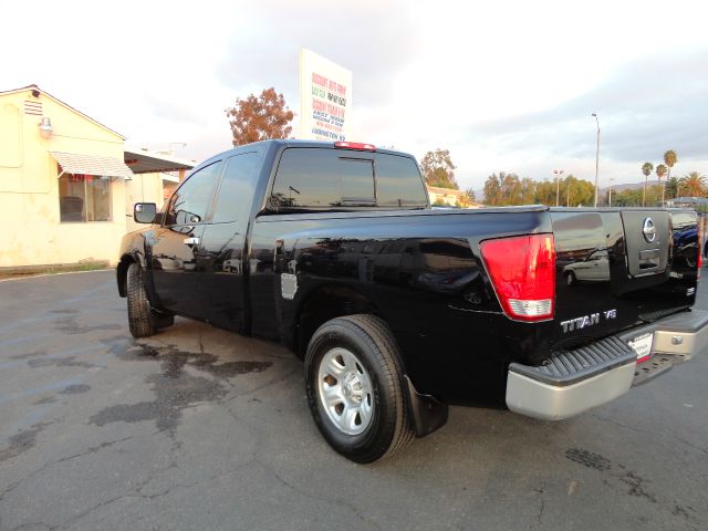 Nissan Titan 2004 photo 2