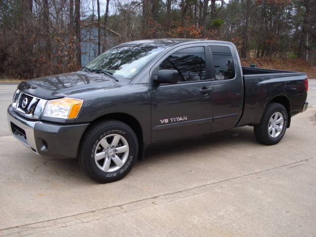 Nissan Titan SE Pickup