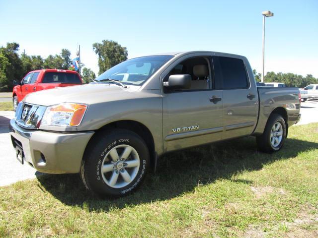 Nissan Titan SE Pickup