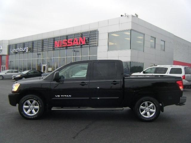 Nissan Titan SE Pickup