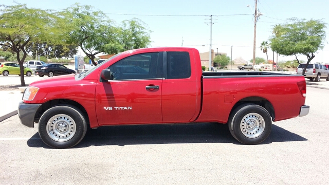 Nissan Titan Luxury R350 4D Utility Pickup Truck