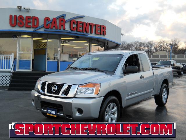 Nissan Titan V8 Pickup
