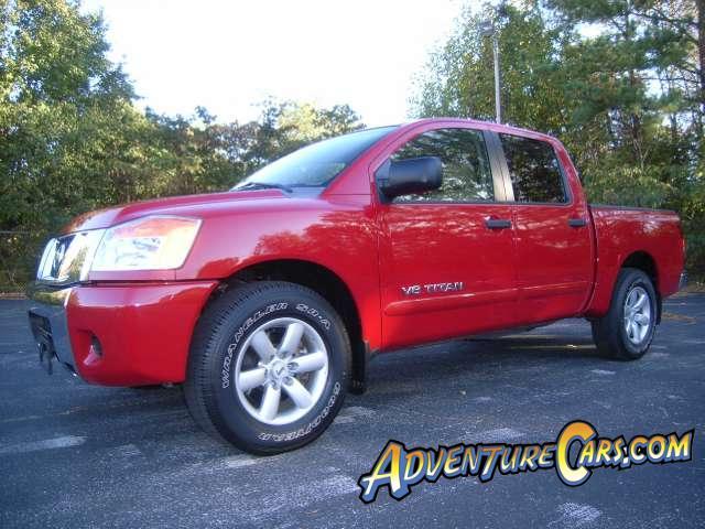 Nissan Titan SE Pickup