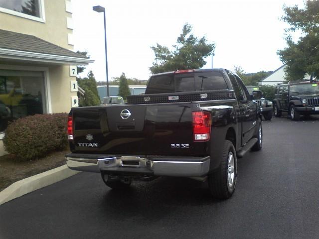 Nissan Titan SE Touring Pickup