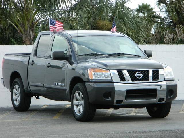 Nissan Titan SE Pickup