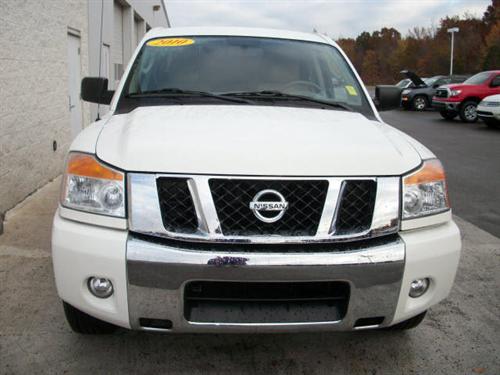 Nissan Titan 2010 photo 2