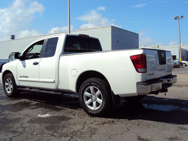 Nissan Titan 2010 photo 2