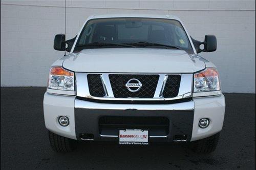 Nissan Titan 2010 photo 2