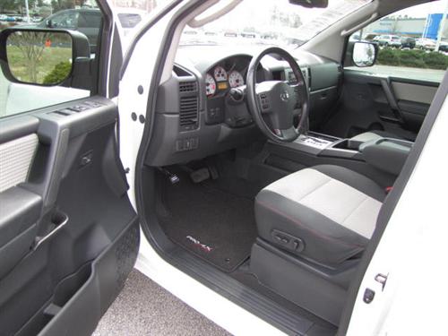 Nissan Titan 2010 photo 3