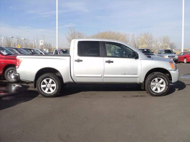 Nissan Titan SE Pickup